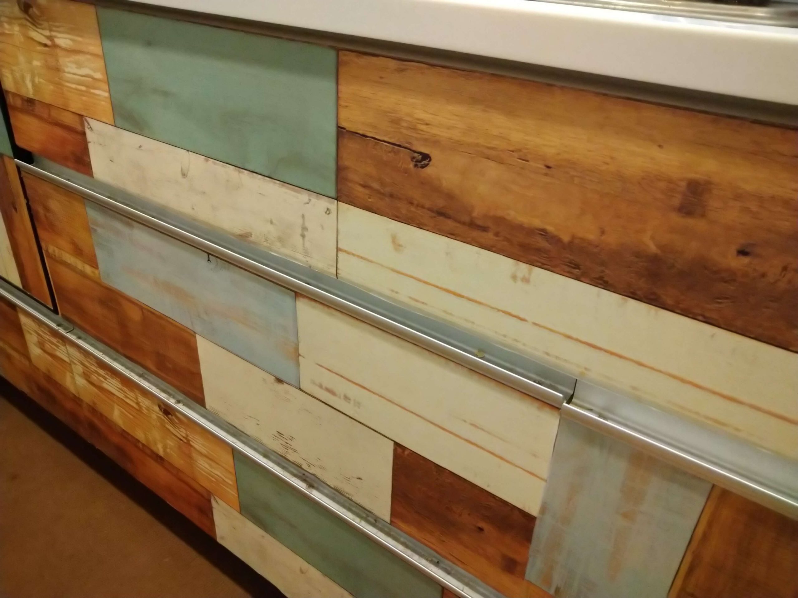 キッチンにはがせる壁紙を貼った例