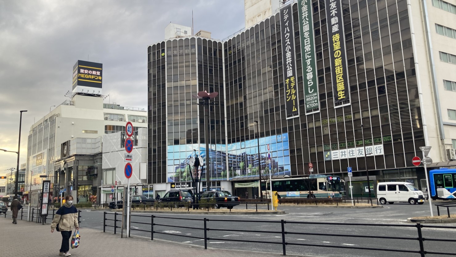 奥の白い建物がMEGAドン・キホーテ武蔵小金井駅前店