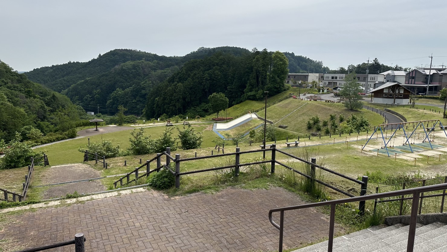 大きな滑り台がある茜台の龍崖山公園