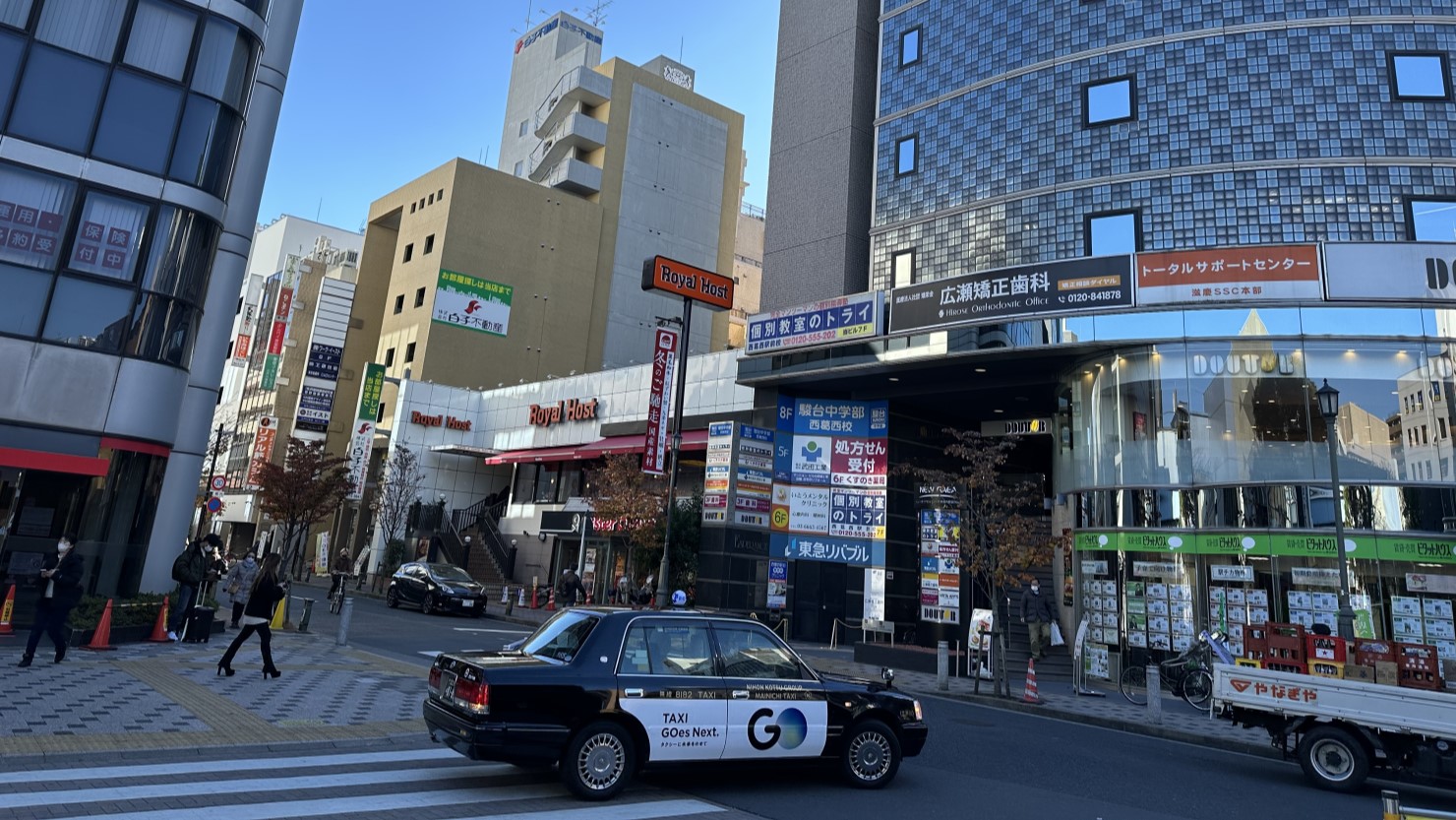 西葛西駅南口　ファミリー層向けのお店が多い