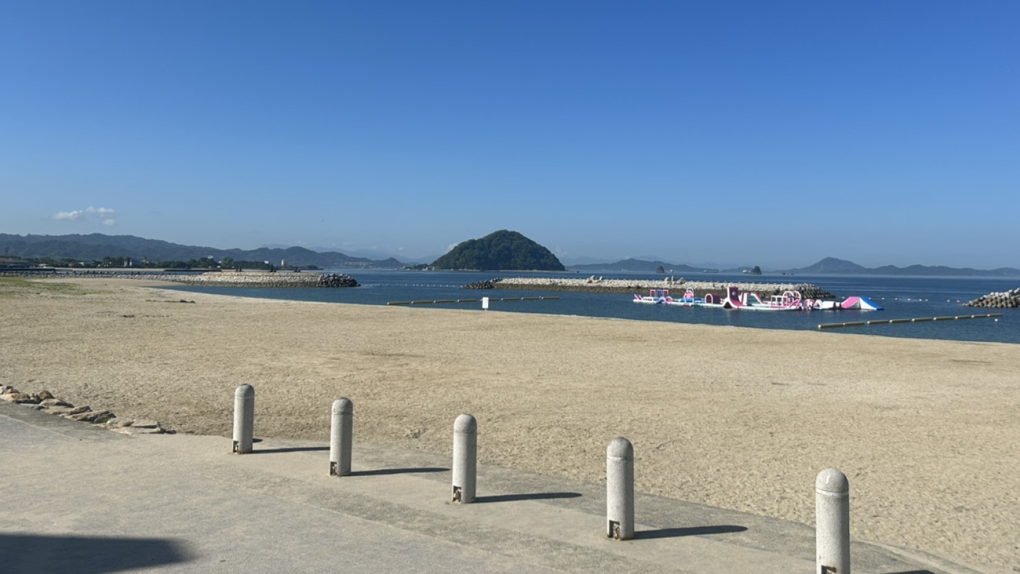 整備された美しい砂浜と瀬戸内海