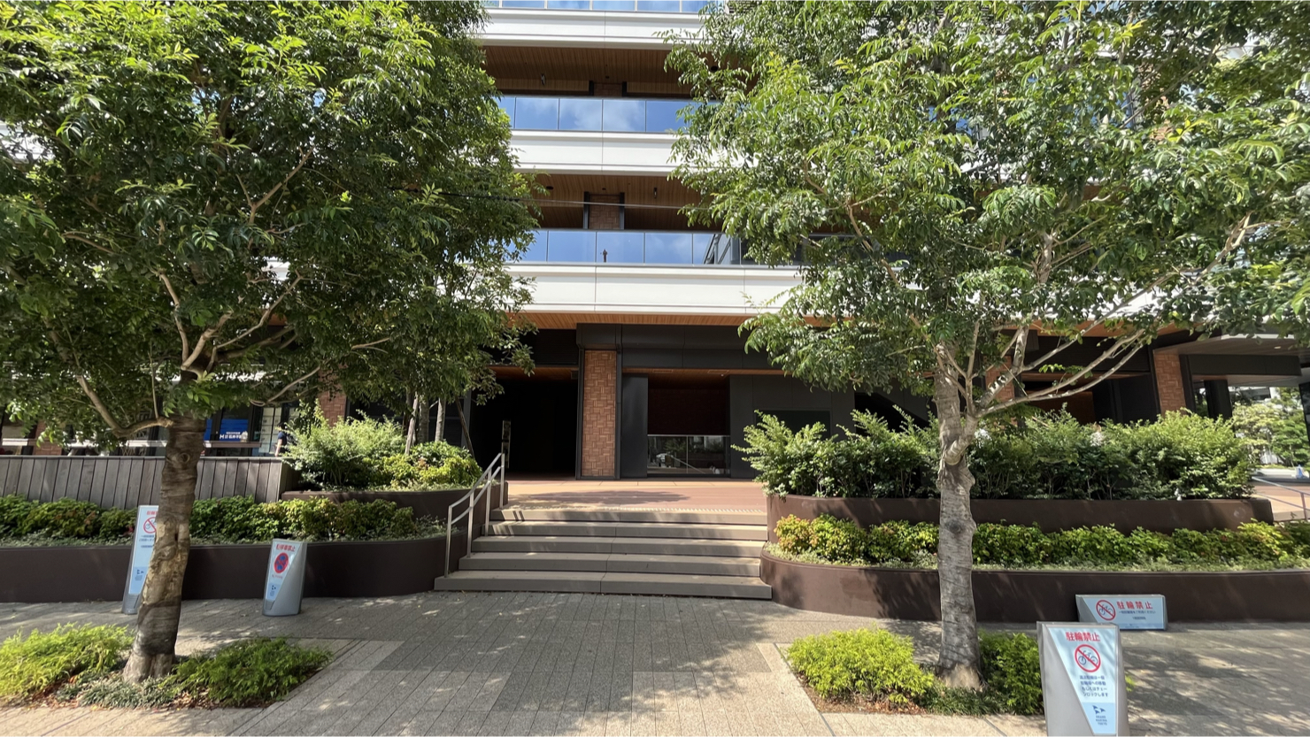 都営大江戸線勝どき駅A5出口に接続する「パークタワー勝どきミッド」1階（2025年6月撮影）