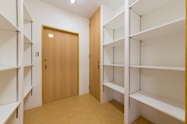 ホームズ 納戸は必要 収納用品を使って賢く部屋の荷物を片付けよう 住まいのお役立ち情報