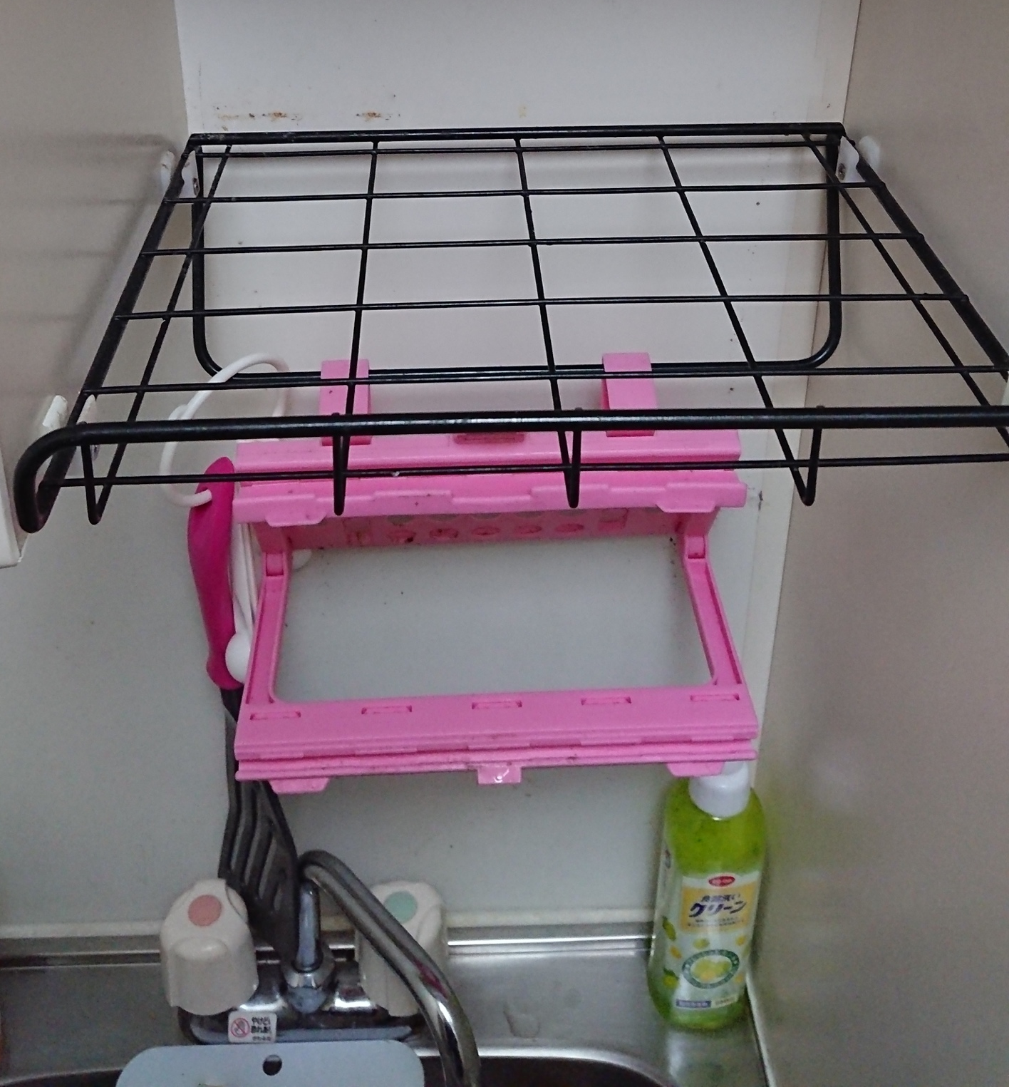 筆者の家のキッチン。網棚がある