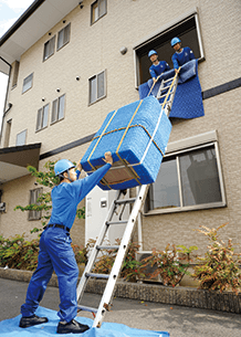 玄関から入らない荷物を、窓から吊り上げる技術