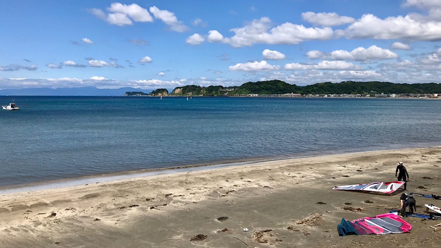 逗子寄りの材木座海岸から見た稲村ヶ崎・江ノ島