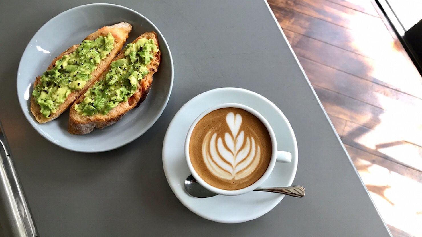 COFFEE TALKS KAMAKURAのアボカドトーストとフラットホワイト