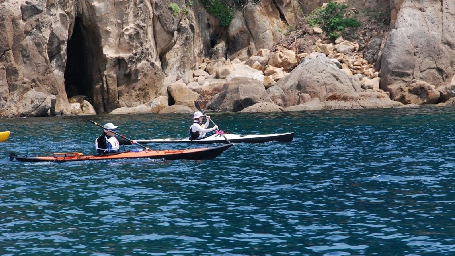 夏にはシーカヤックで海にくりだしたり
