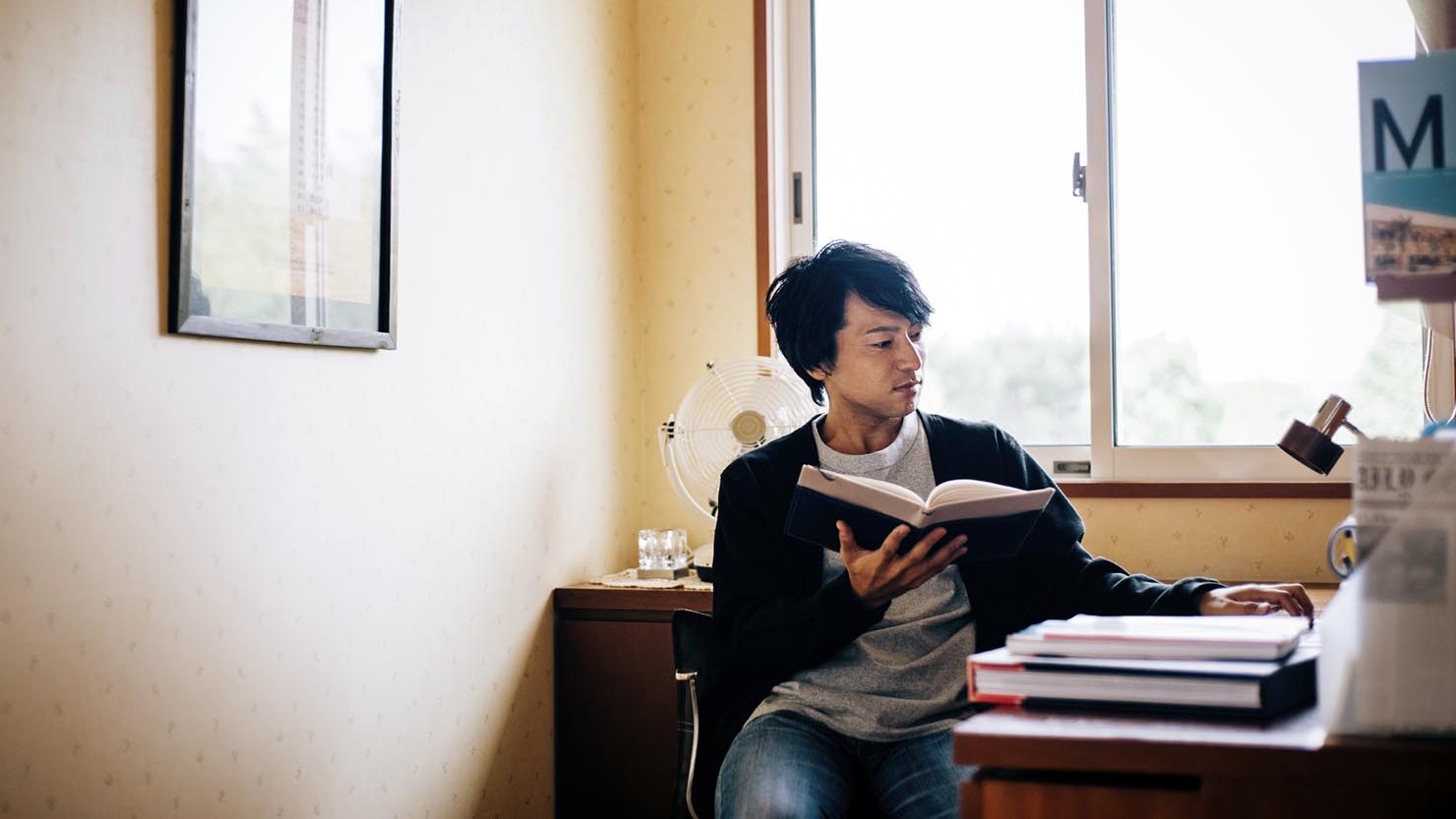 ホームズ 年間100冊 子どもと一緒に家で楽しむ 読書家パパの積読生活 暮らし方から物件探し