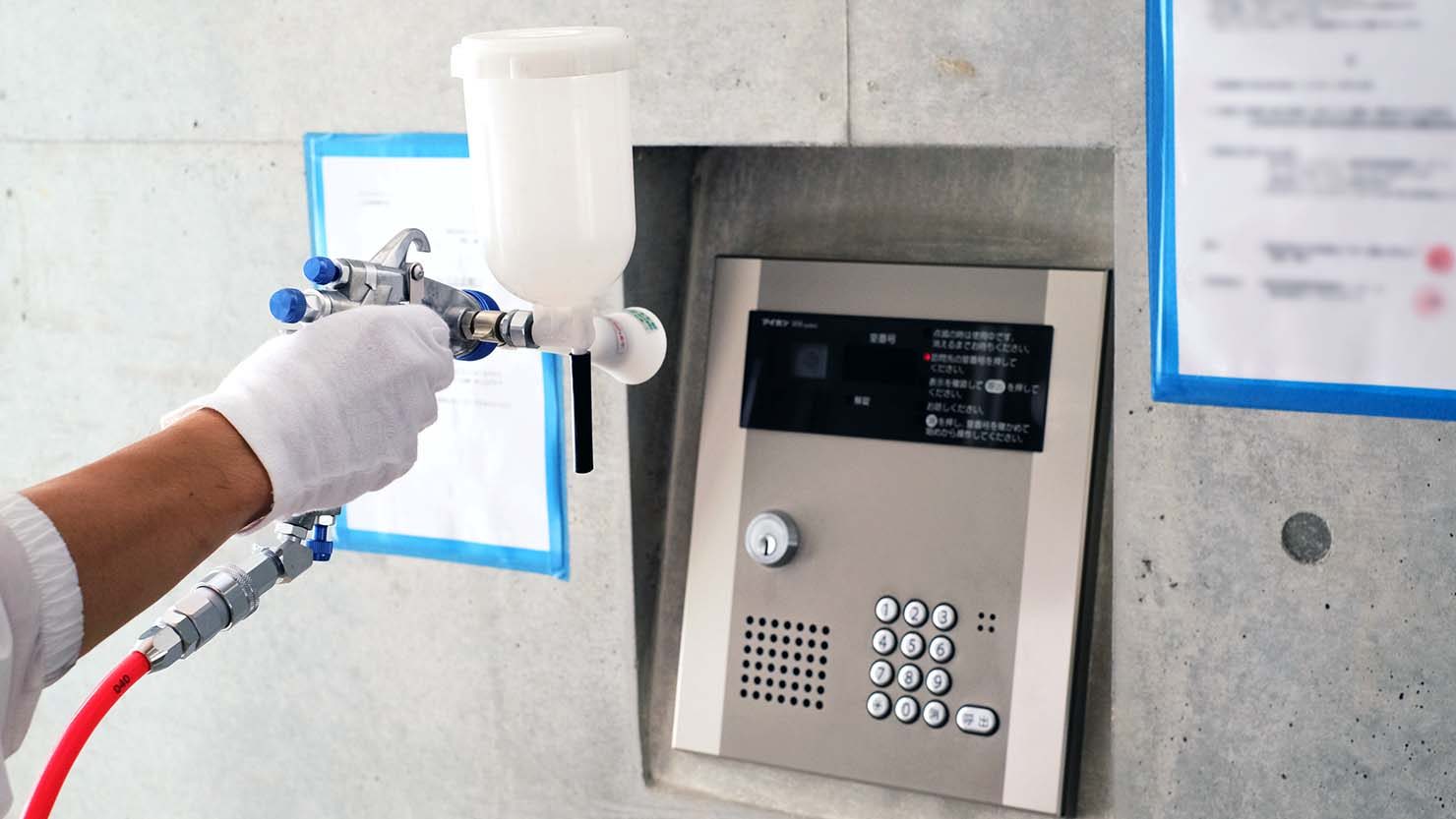 共用部に感染症対策が施された賃貸マンションが増えている。共用部での施工の様子。