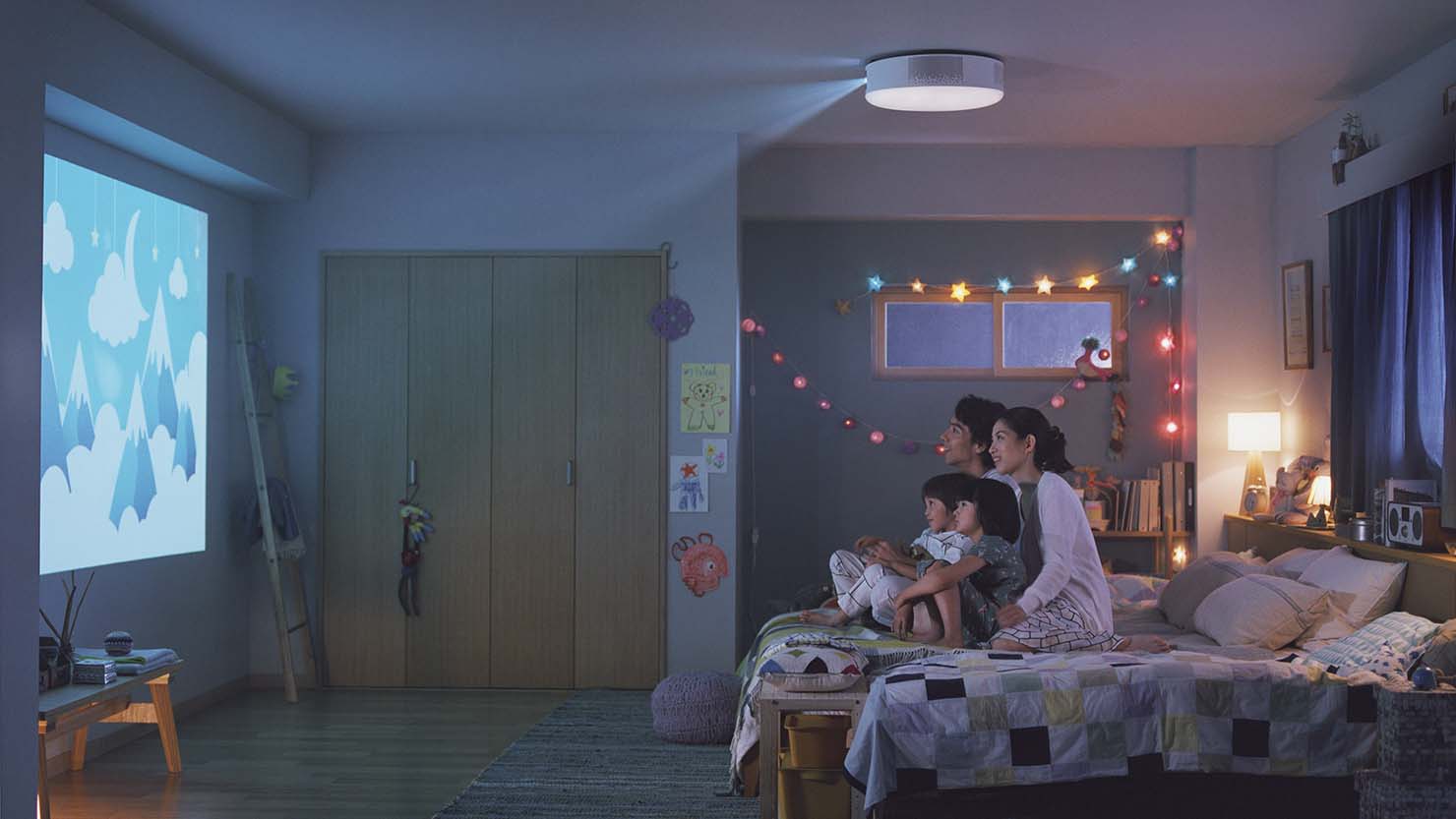 ホームズ】おうちが映画館に？ 天井照明一体型プロジェクターのある暮らしを楽しもう｜暮らし方から物件探し