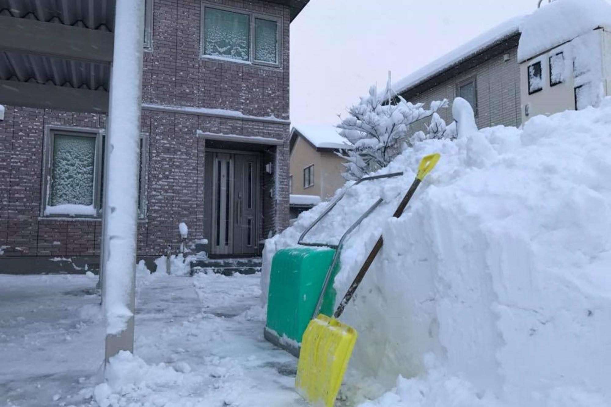 ホームズ 雪対策に必要なことは 北海道民が教える便利グッズと家の設備 暮らし方から物件探し