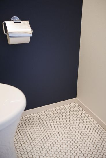 【リノベ暮らしな人々】トイレの壁には濃紺色を採用し、落ち着きのある空間を演出。 【リノベ暮らしな人々】トイレの壁には濃紺色を採用し、落ち着きのある空間を演出。