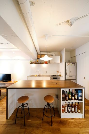 【リノベ暮らしな人々】部屋の中央のキッチンカウンター 【リノベ暮らしな人々】部屋の中央のキッチンカウンター